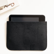 Load image into Gallery viewer, Schwarze Tablet Tasche / Sleeve aus Kork
