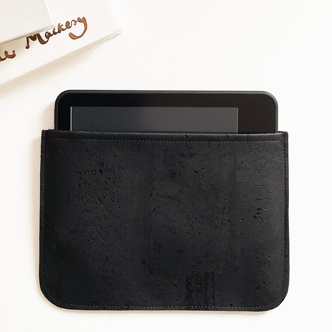 Schwarze Tablet Tasche / Sleeve aus Kork