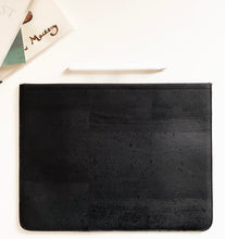 Load image into Gallery viewer, Schwarze Tablet Tasche / Sleeve aus Kork
